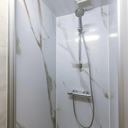 Huswell - Lapon - Spacious & Stylish Vacation Retreat