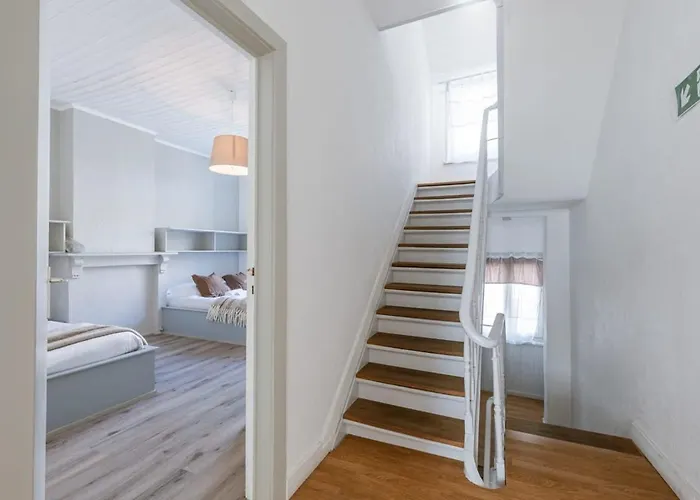 Huswell - Lapon - Spacious & Stylish Vacation Retreat *