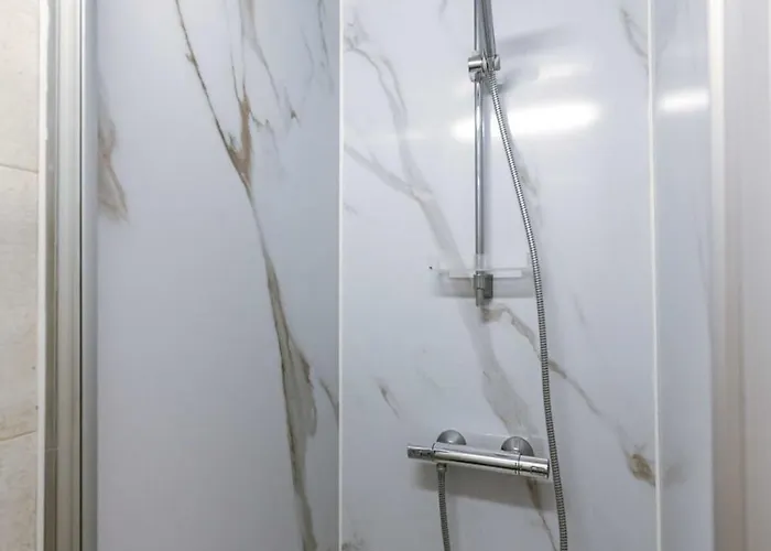 Huswell - Lapon - Spacious & Stylish Vacation Retreat